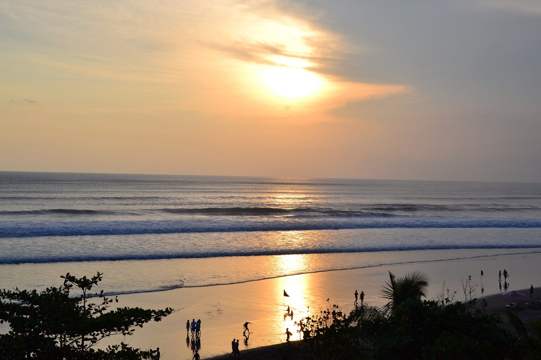 Pôr do sol numa praia do sul de Bali
