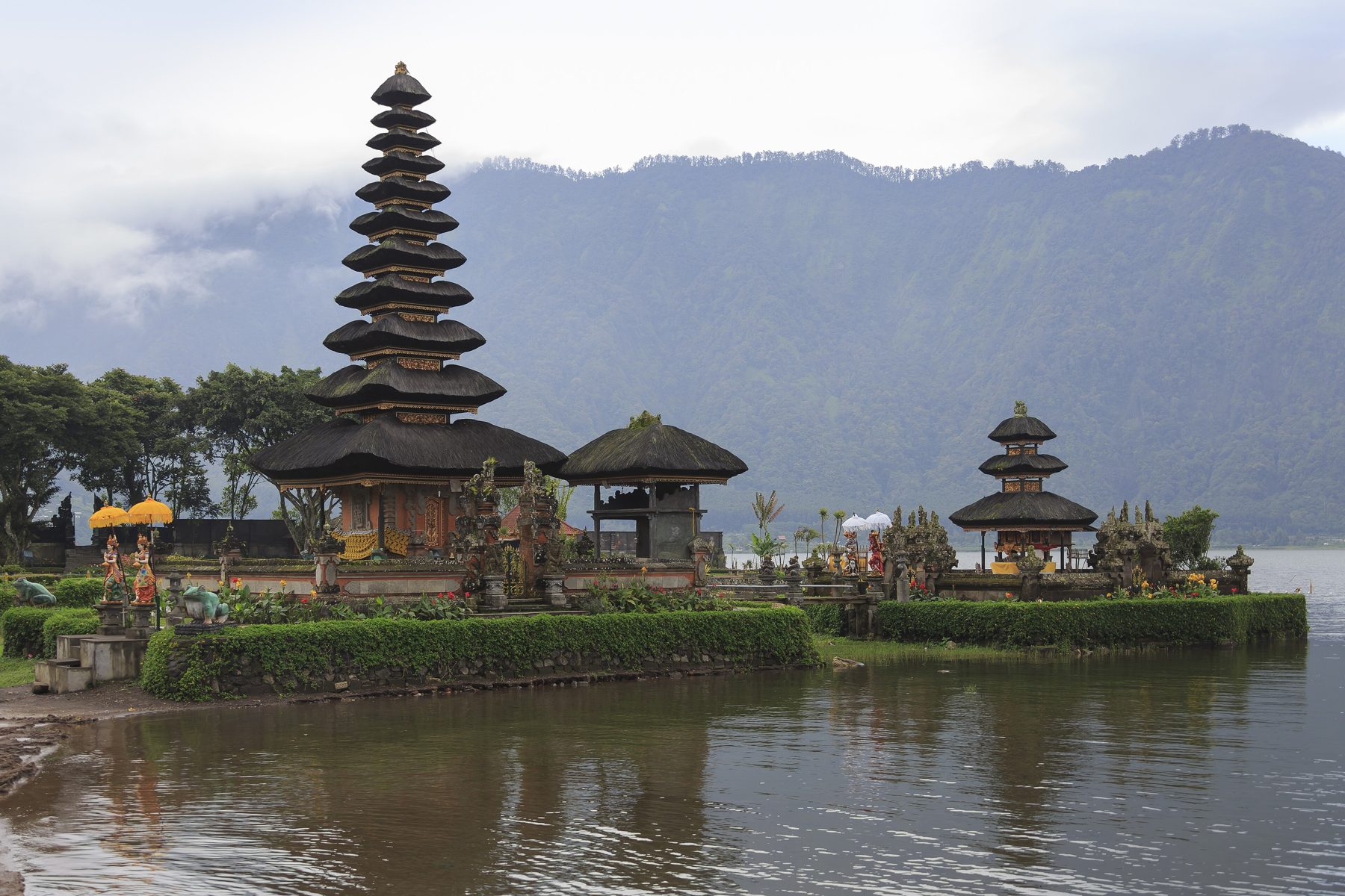 Templo Ulun Danu Bratan sobre o lago em Bali