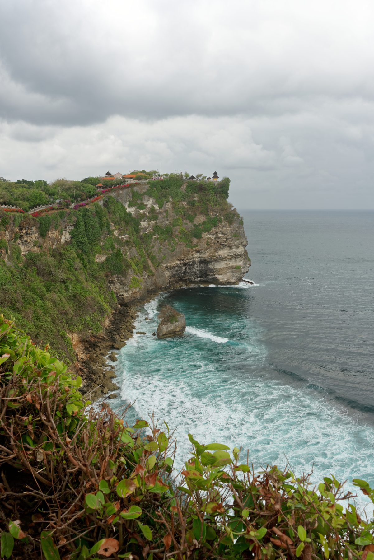 Falésias de Uluwatu sobre o oceano, em Bali