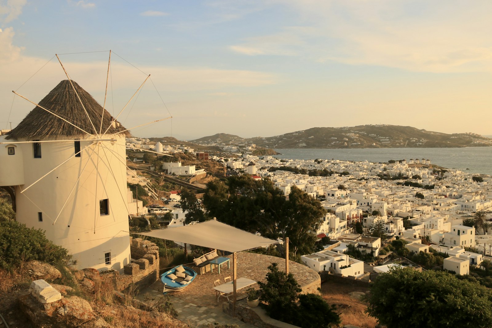 Moinho de vento sobre Mykonos ao fim da tarde