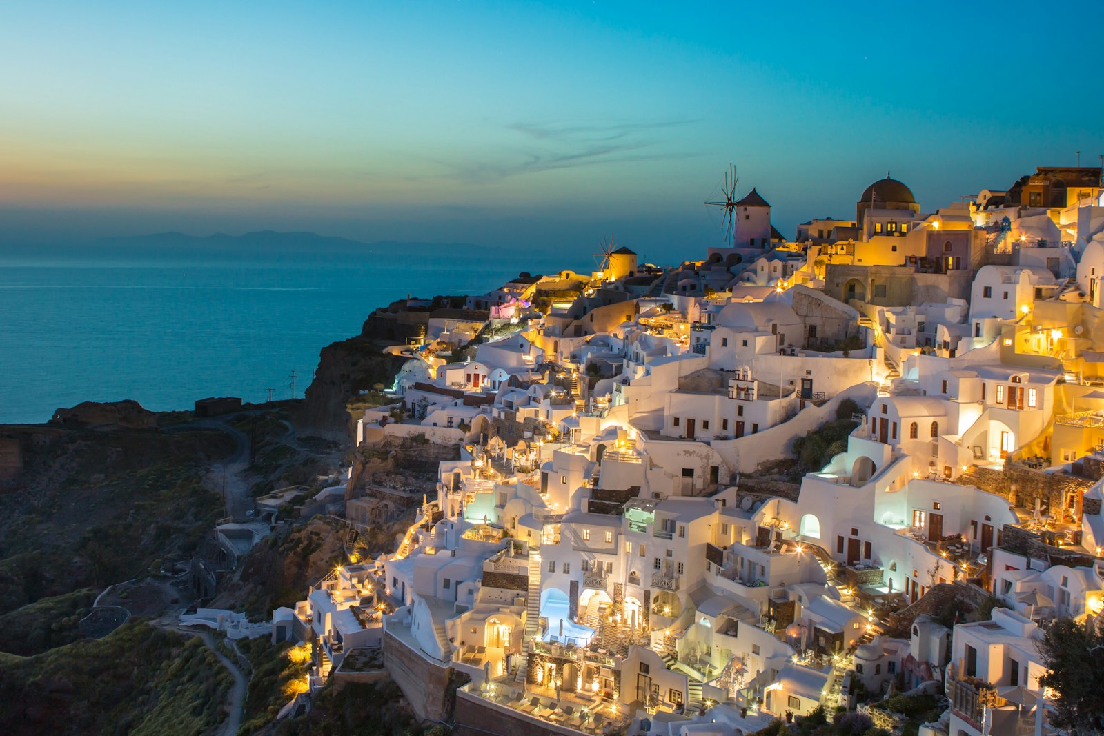 Vista panorâmica de Oia, em Santorini, ao anoitecer