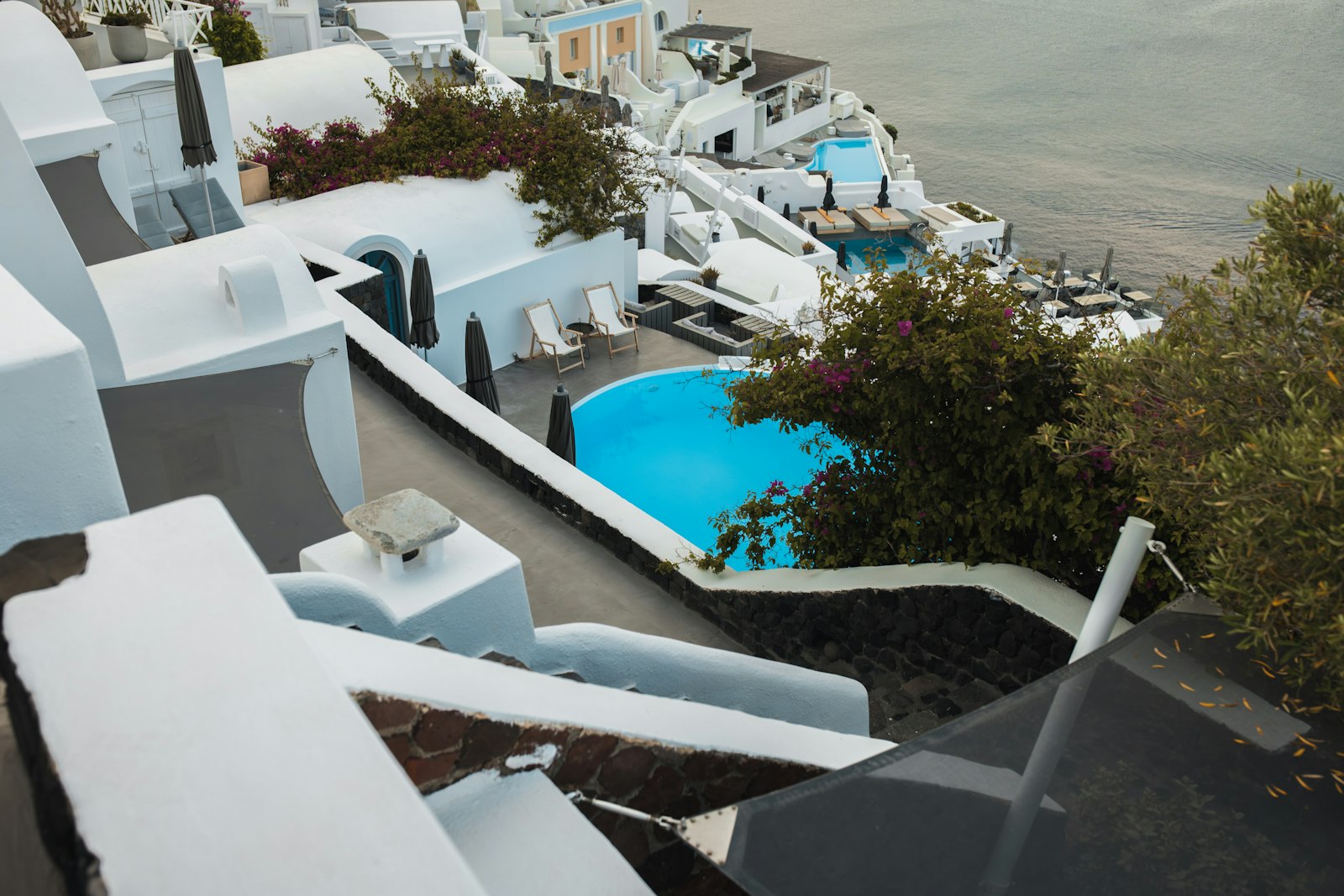 Piscina infinita sobre a falésia em Santorini