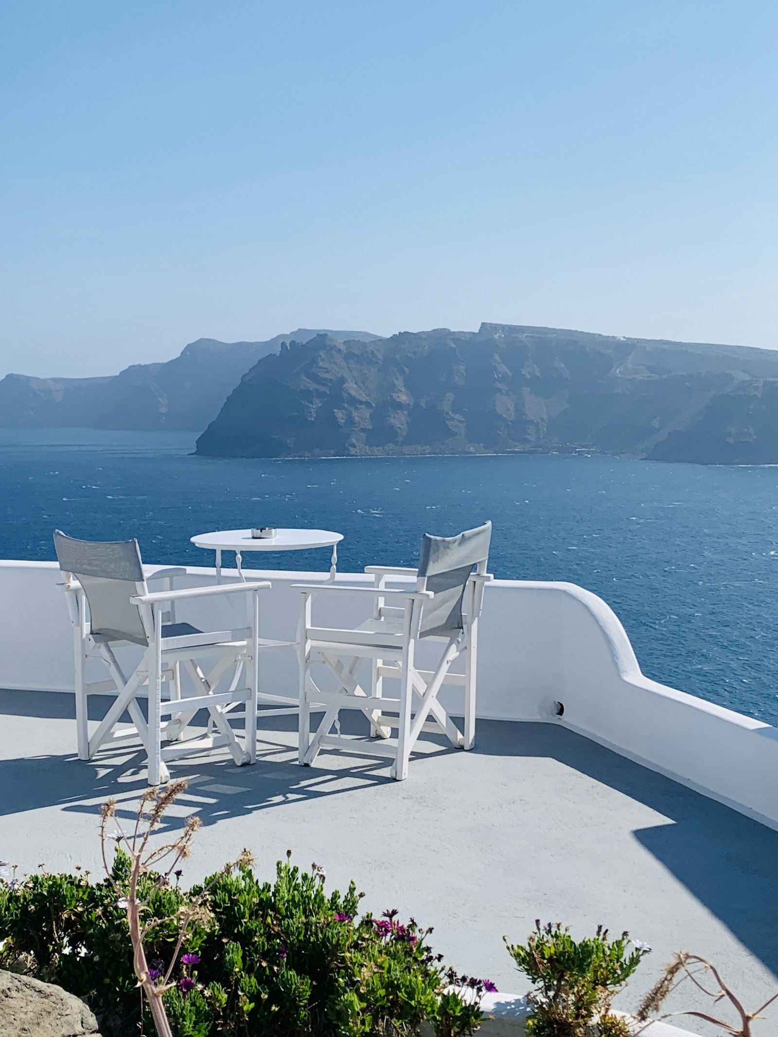 Passear pelas ruas brancas de Santorini