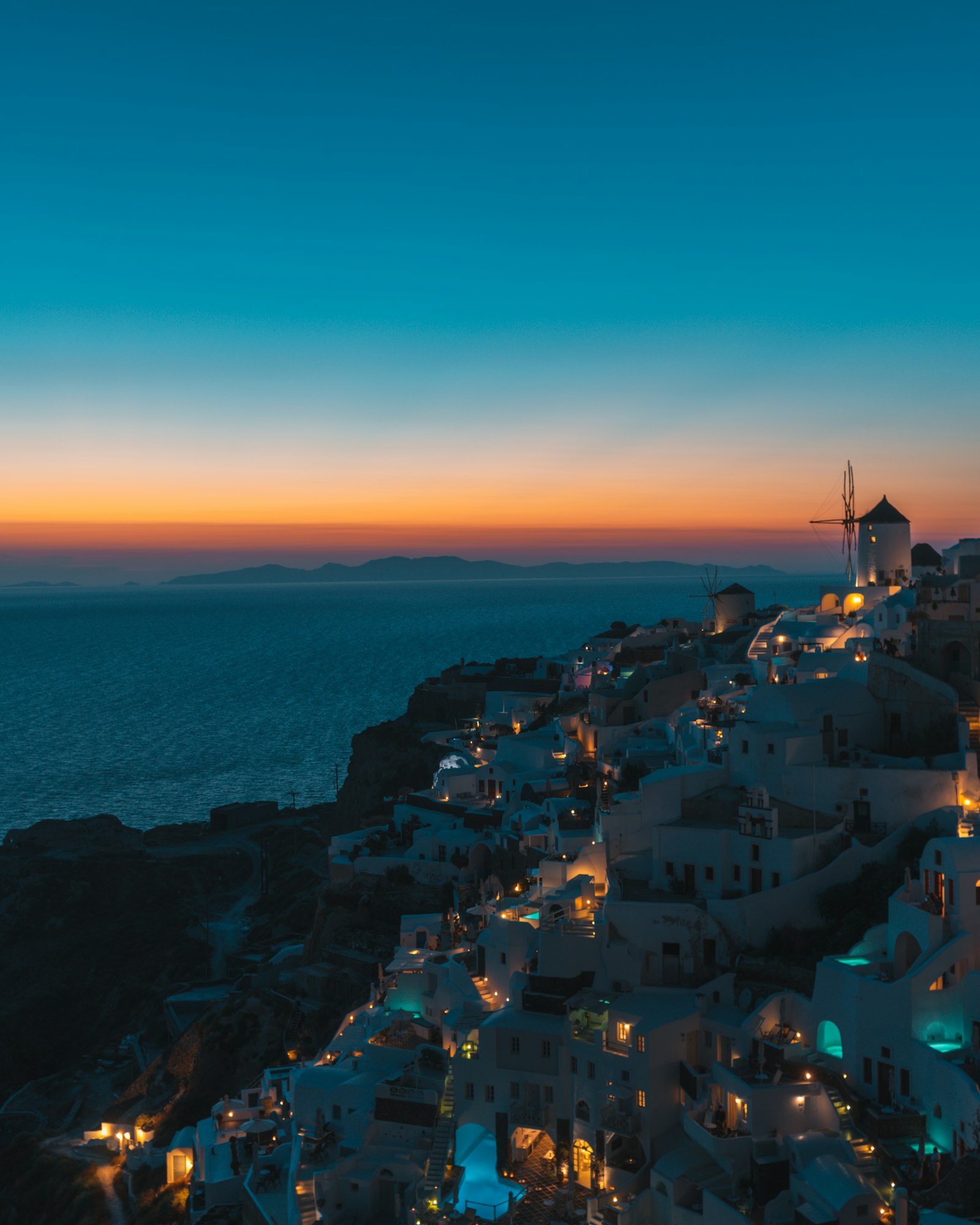 Ver o pôr do sol em Oia