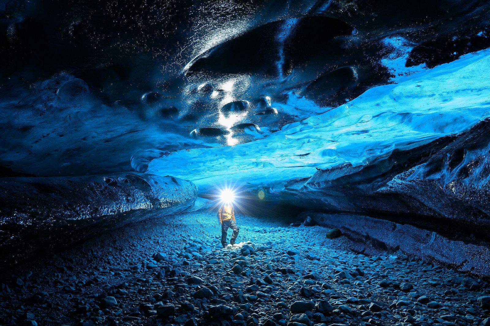 Interior de uma gruta de gelo num glaciar islandês