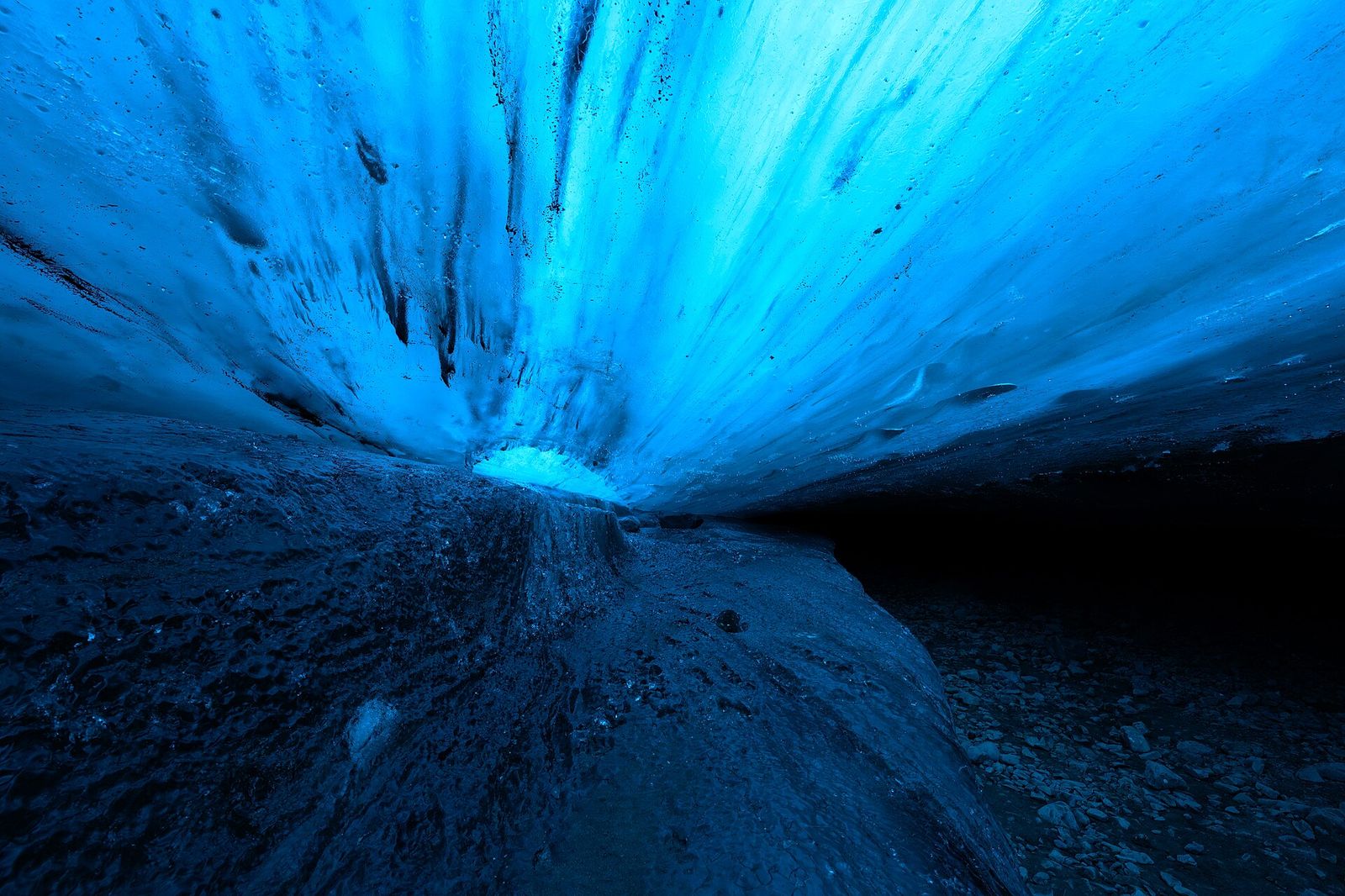 Caminhar numa gruta de gelo