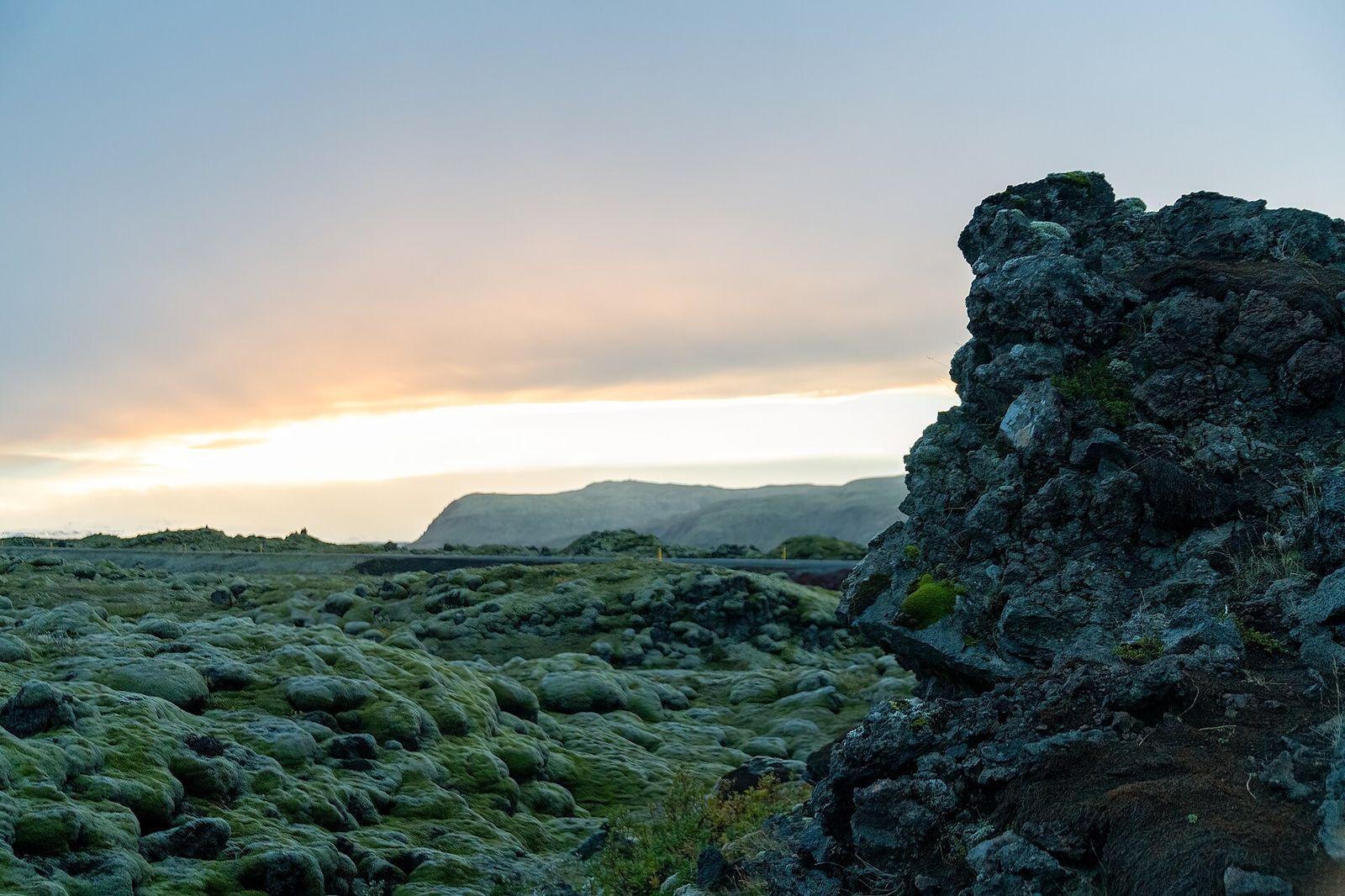 Campo de lava islandês ao pôr do sol