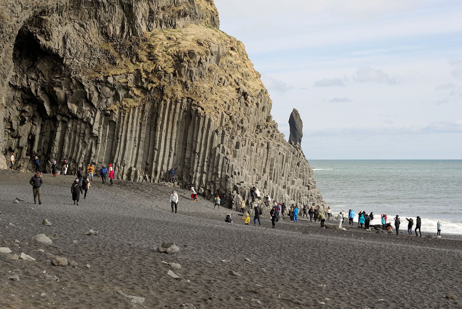 Passear pela Praia Negra de Reynisfjara