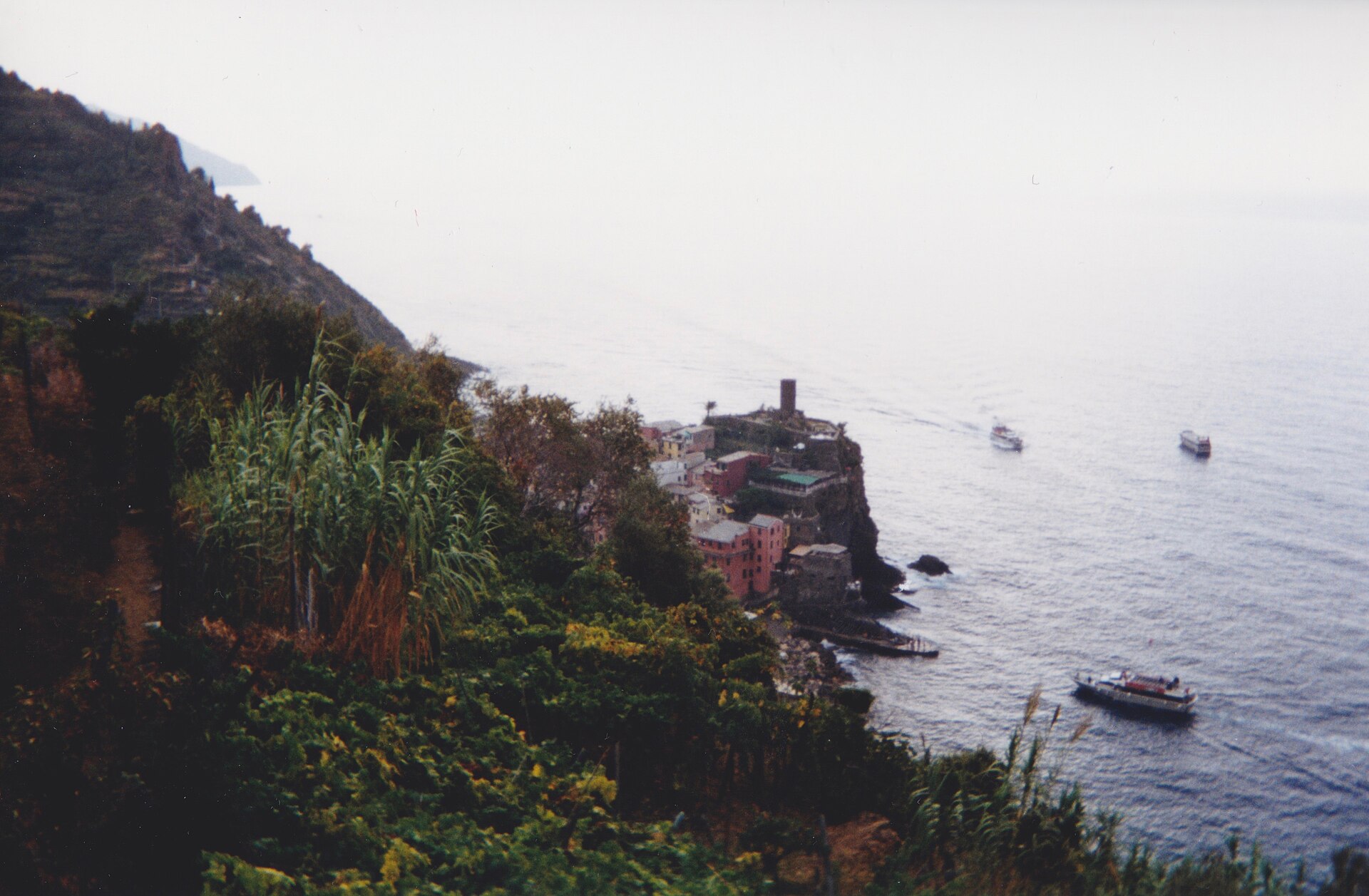 Aldeia de Vernazza nas Cinque Terre, sobre o mar