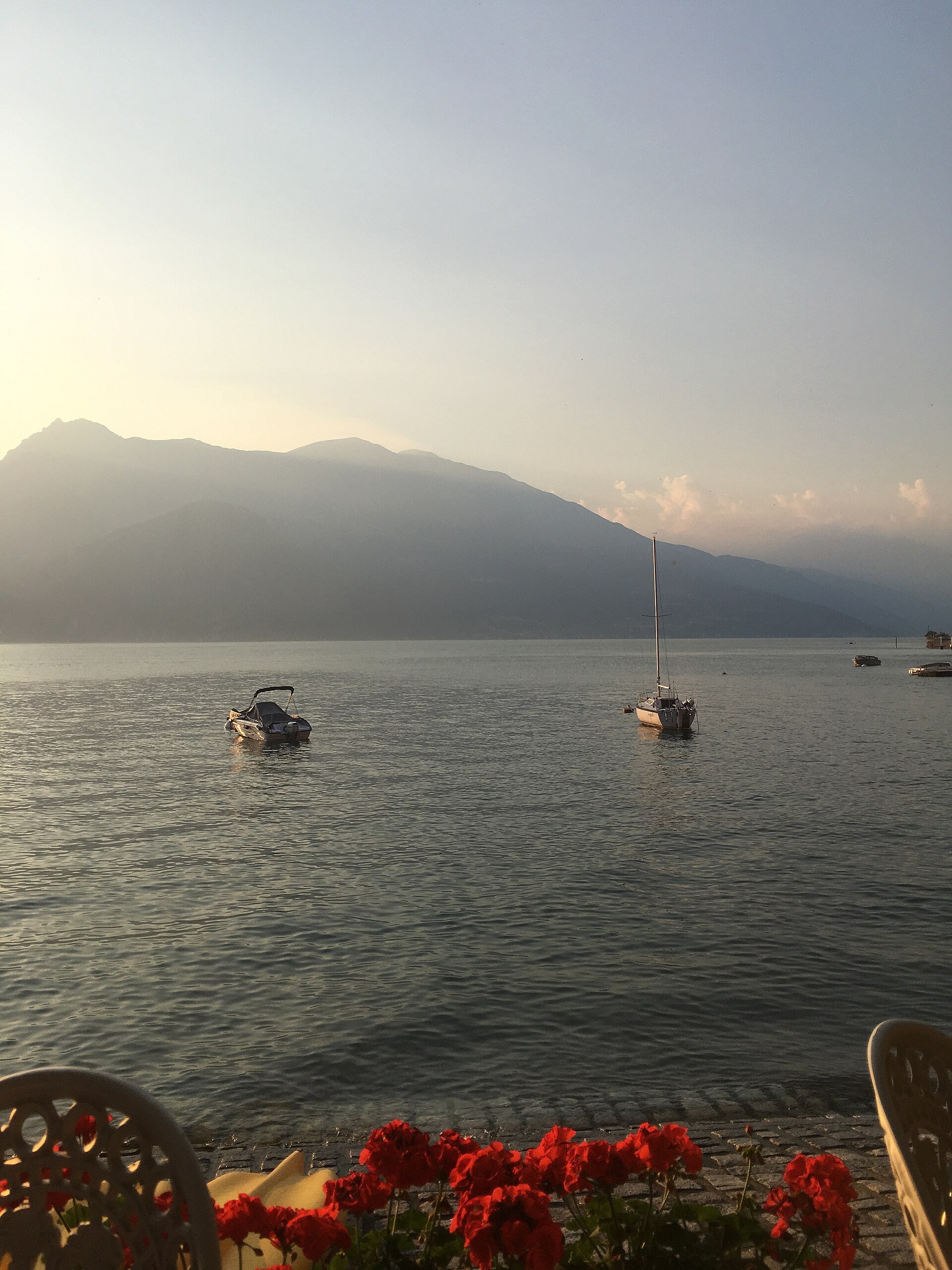 Lago de Como visto de Varenna, no norte de Itália