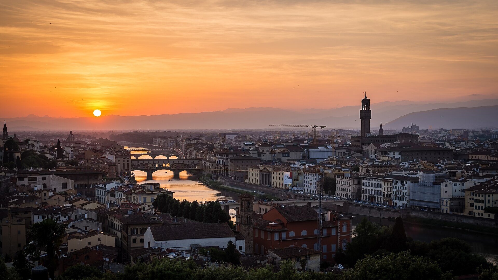Vista de Florença ao pôr do sol sobre o rio Arno