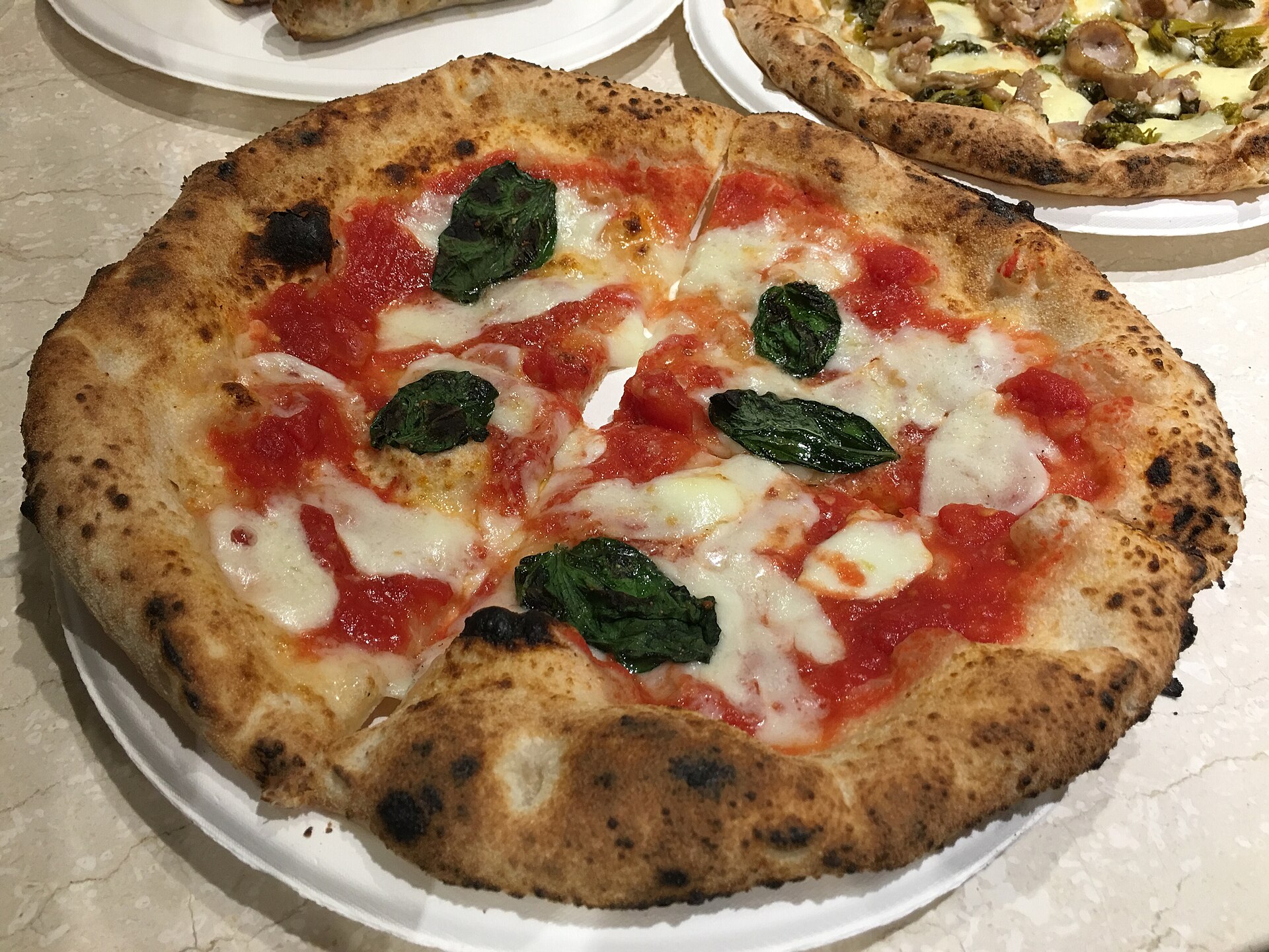 Pizza napolitana margherita acabada de sair do forno