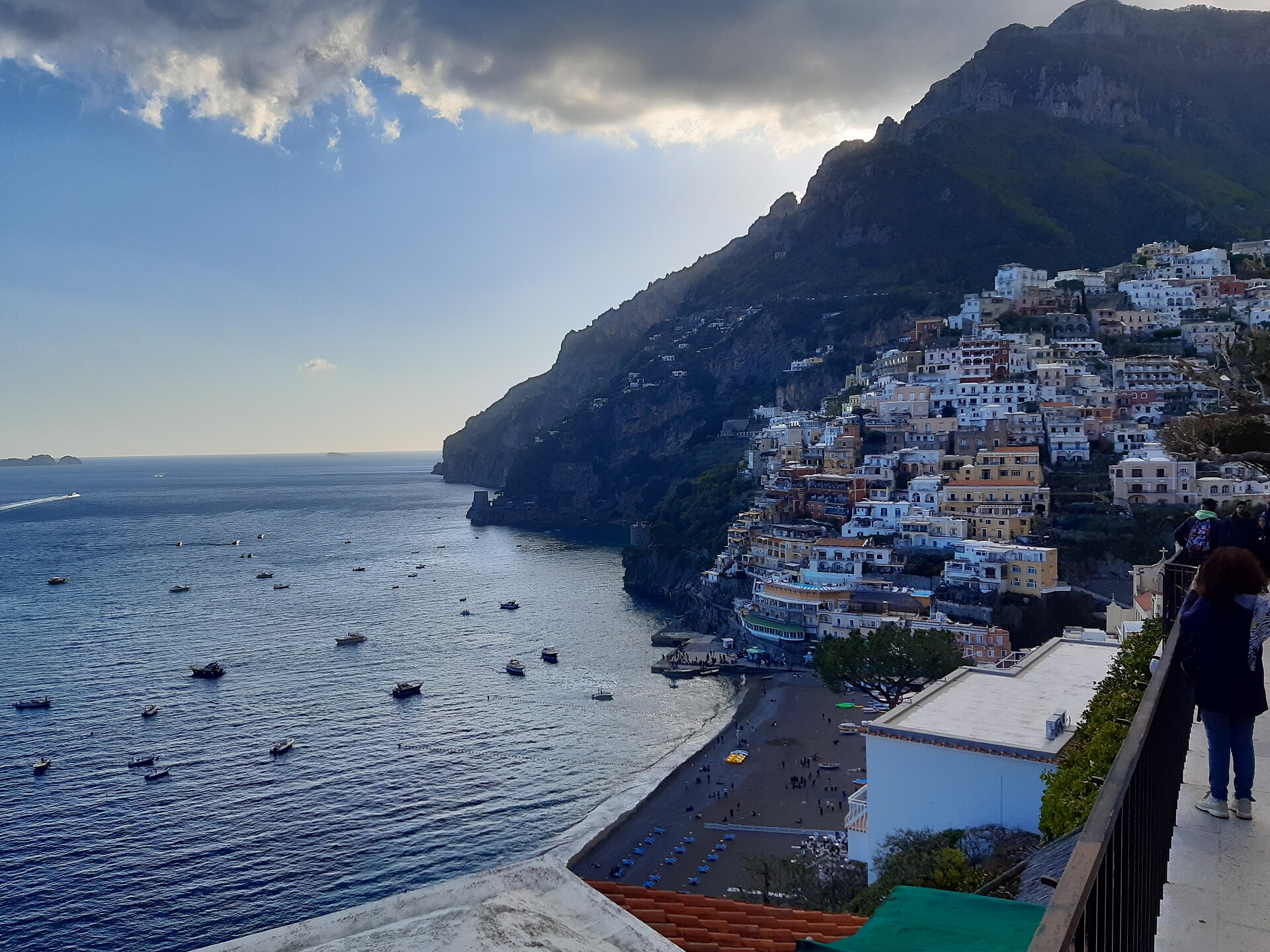 Positano na Costa Amalfitana, casas coloridas sobre o mar