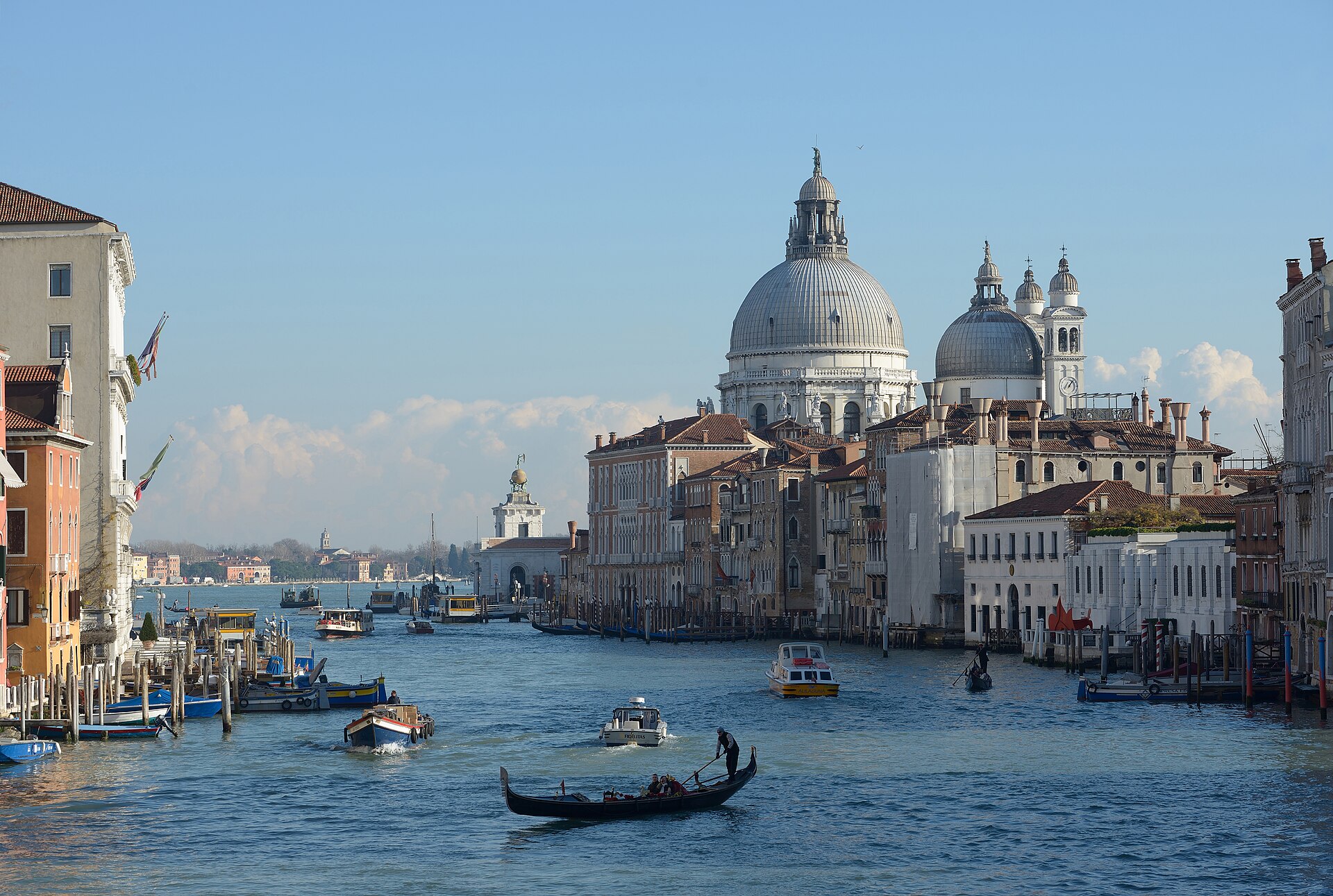 Canal Grande em Veneza com a basílica de Santa Maria della Salute