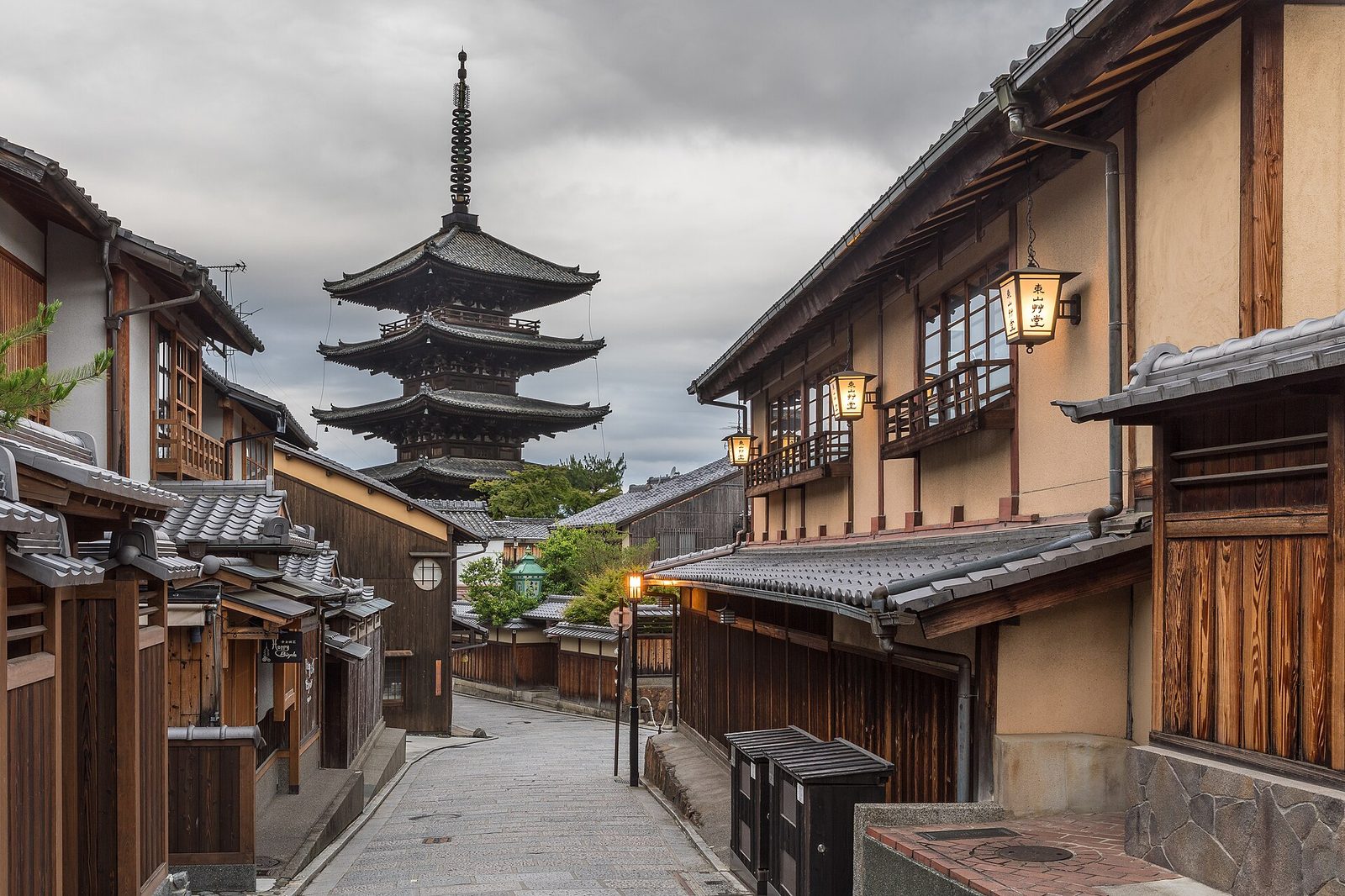 Rua tradicional de Quioto com o pagode do templo Hōkan-ji ao fundo