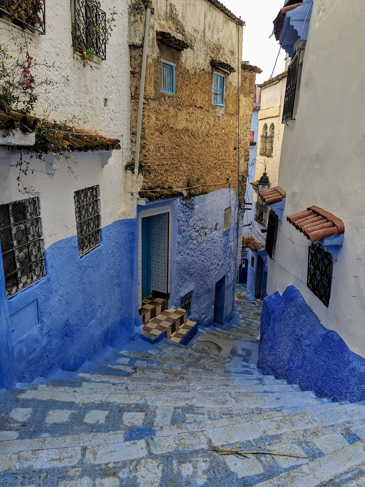 Escadaria azul numa ruela de Chefchaouen