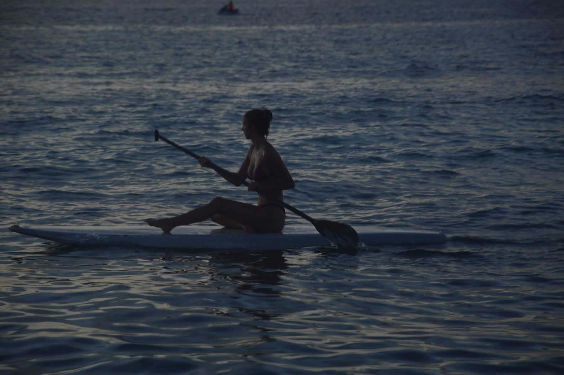 Barco tradicional no mar das Maldivas