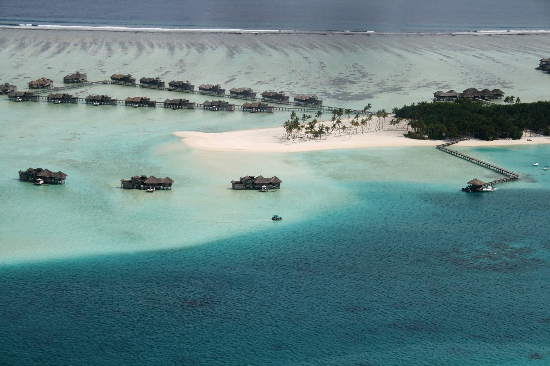 Vista aérea de um resort nas Maldivas