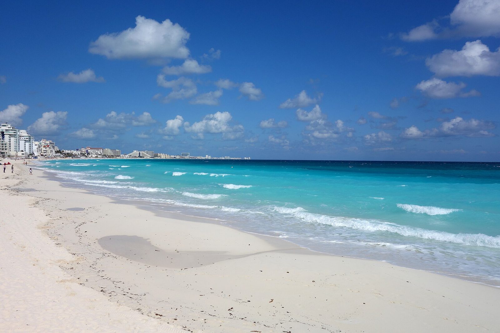 Praia de Cancún com mar das Caraíbas ao fundo