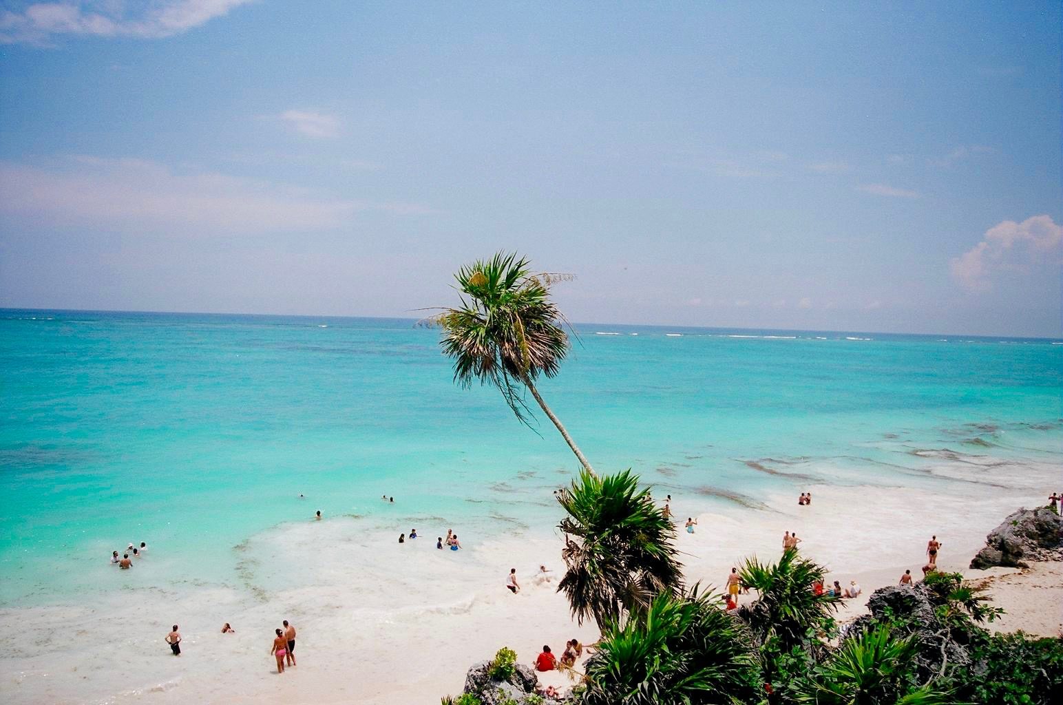 Praia de areia branca e águas turquesa em Tulum, Riviera Maya, México