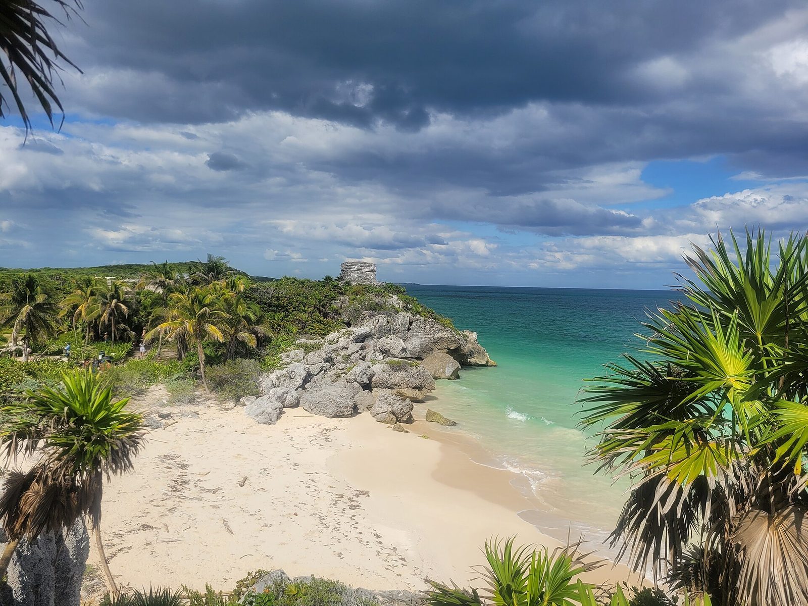 Ruínas maias de Tulum sobre a falésia junto ao mar