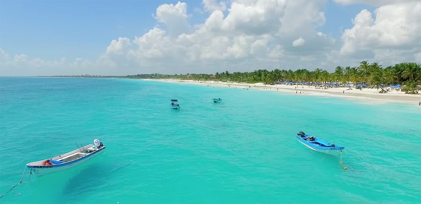Praia de areia branca em Tulum, Riviera Maya, México
