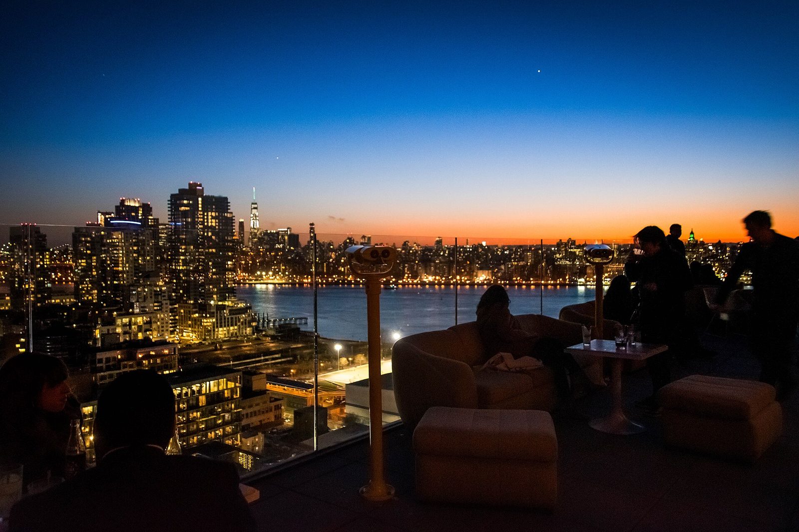 Jantar num rooftop com vista para Manhattan