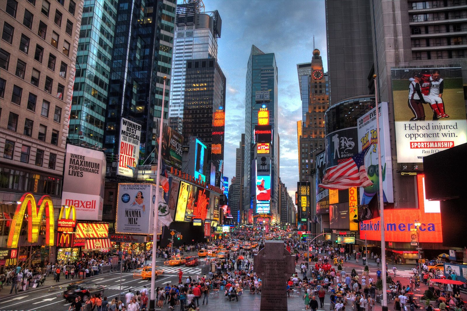 Times Square iluminada à noite