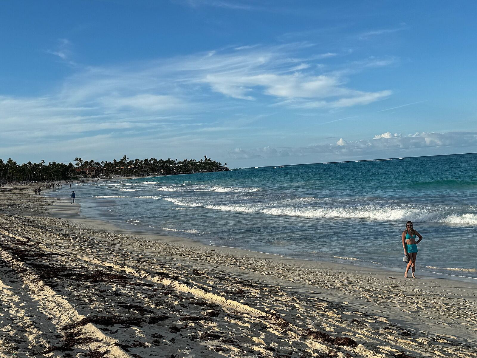 Praia tropical de areia branca e águas cristalinas em Punta Cana, República Dominicana