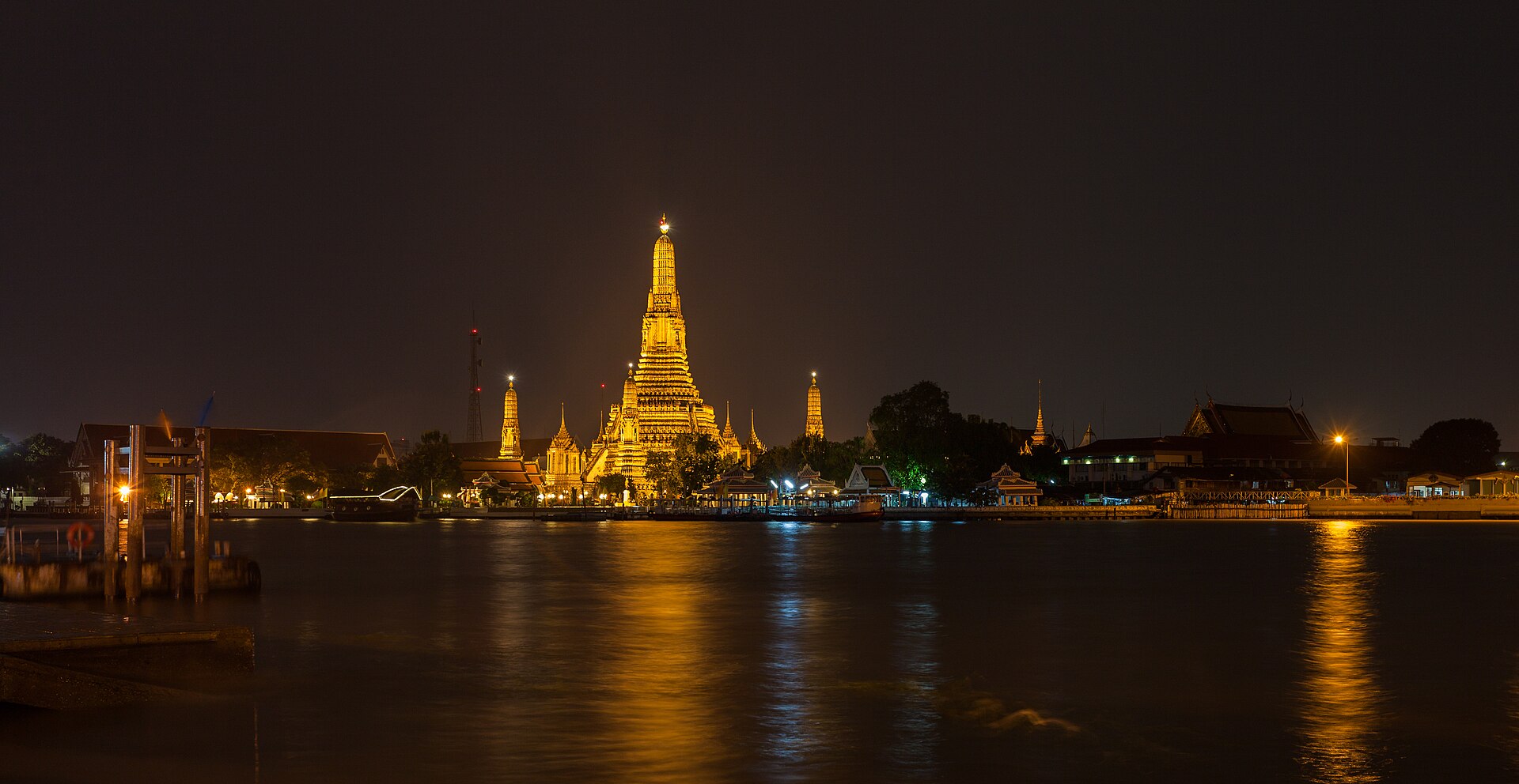 Templo Wat Arun iluminado à noite, em Banguecoque