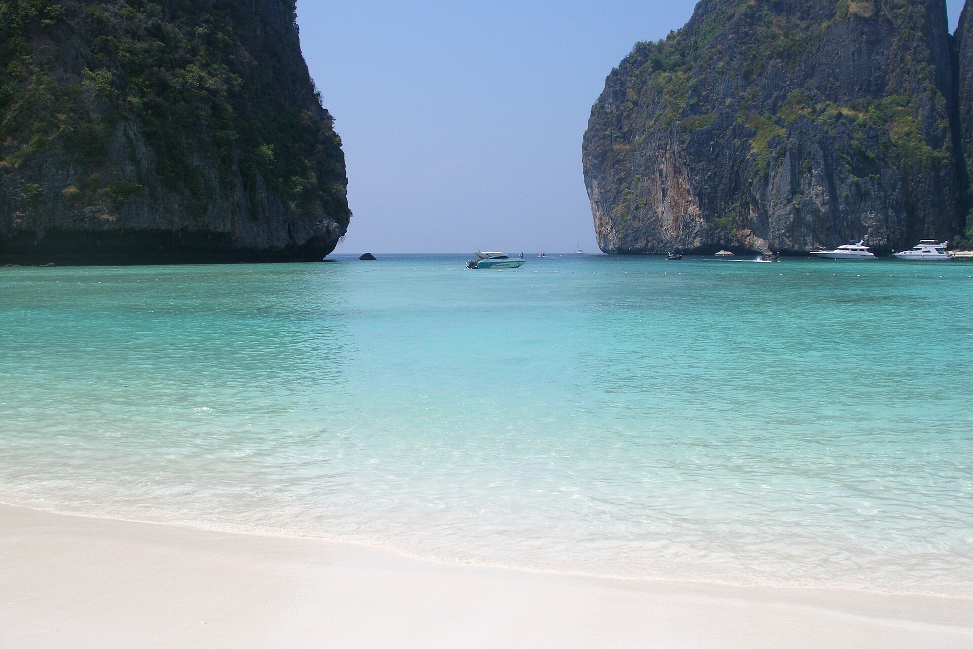 Enseada de águas turquesa nas ilhas Phi Phi