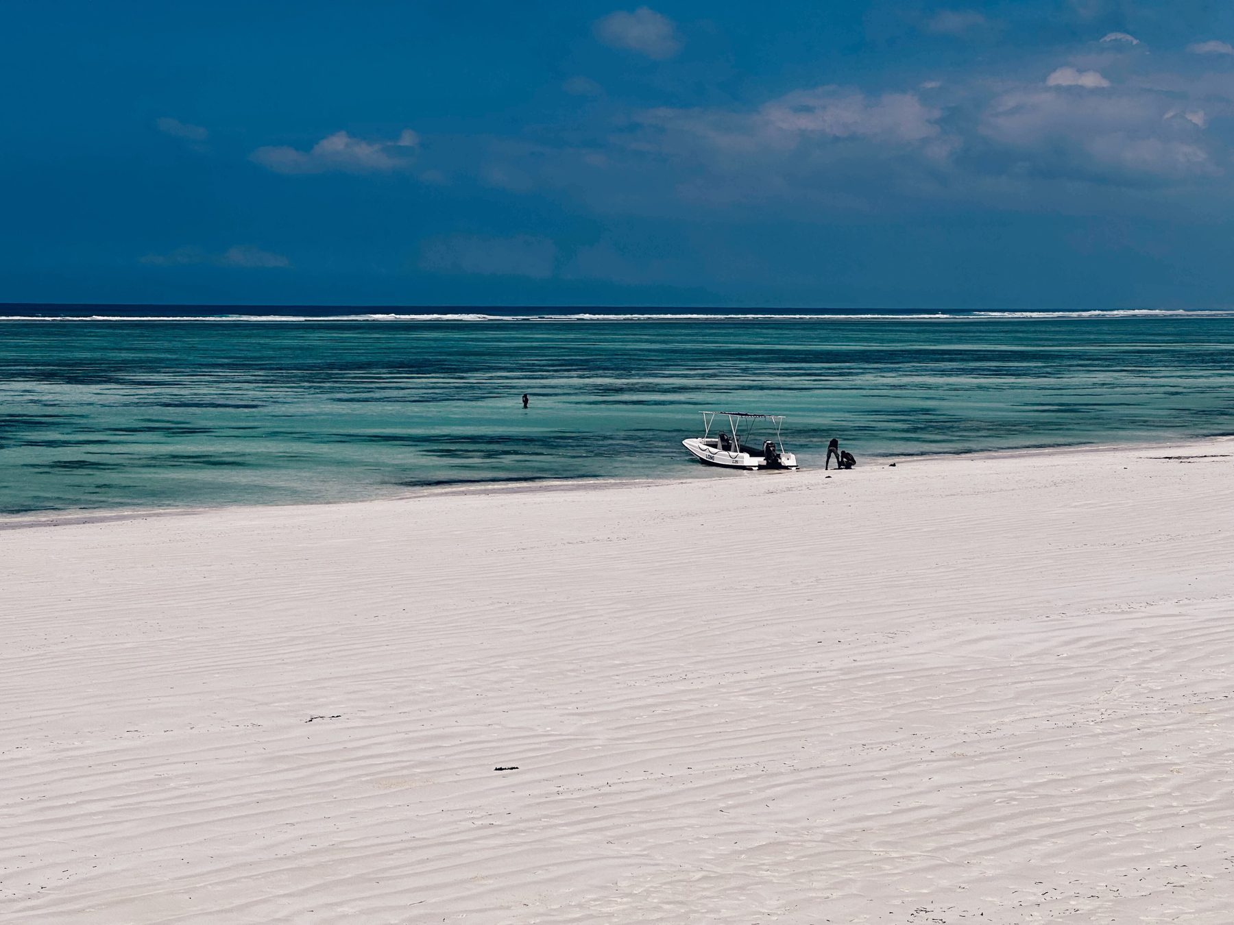 Praia de Matemwe com vista para o atol de Mnemba