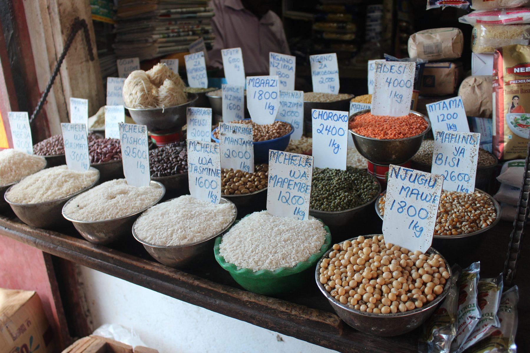 Mercado de especiarias e produtos locais em Zanzibar